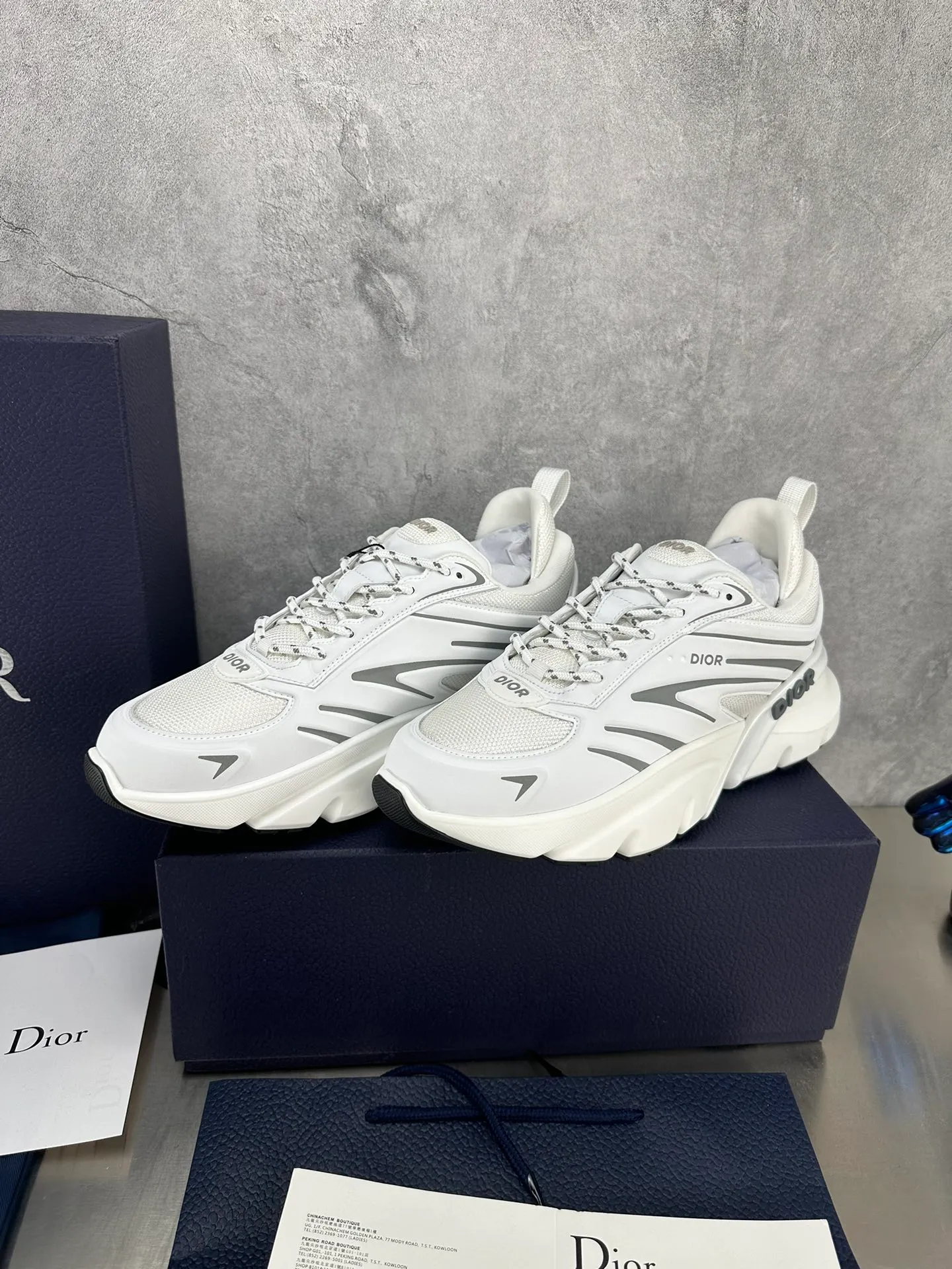 👟👟Ex-factory price 680👟👟 Dior B44 Blade sneakers for couples, a one-to-one replica of the original version. Embellishing the lifestyle capsule collection designed by lewishamilton, the dior B44 Blade sneaker is characterized by 2000s-inspired curves and a strong sense of volume. Promising a sporty yet retro-futuristic feel, they come in microfiber and canvas inlays and are embellished with the 'Dior' signature. These unique pieces, embellished with blades, capture the twisted beauty of the running world. The B44 Blade sneaker features a generous, voluminous silhouette inspired by the 2000s. Made from technical mesh, the upper features tonal technical fabric panels and features contrasting blade inserts on the sole for a running element. The Dior logo is featured on the upper, heel and sides. Two-tone laces and supportive socks accentuate its sporty aesthetic, giving the sneaker an ultra-modern edge to elevate its casual look. Couple size: 35-40, male 39-45